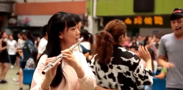 青岛大学毕业典礼火了,“神仙翻唱”让人痴迷,网友:大学白上了休闲区蓝鸢梦想 - Www.slyday.coM 青岛大学毕业典礼火了,“神仙翻唱”让人痴迷,网友:大学白上了休闲区蓝鸢梦想 - Www.slyday.coM