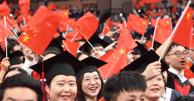 青岛大学毕业典礼火了,“神仙翻唱”让人痴迷,网友:大学白上了休闲区蓝鸢梦想 - Www.slyday.coM 青岛大学毕业典礼火了,“神仙翻唱”让人痴迷,网友:大学白上了休闲区蓝鸢梦想 - Www.slyday.coM