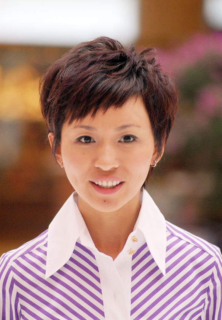 女主持人中真服欧阳夏丹的洒脱短发干练裙装优雅很有优越感