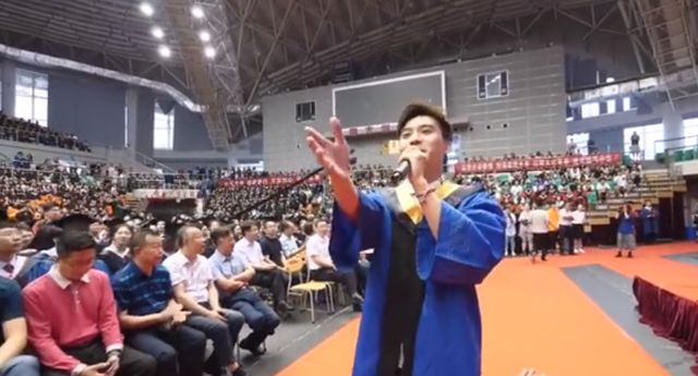 青岛大学毕业典礼火了,“神仙翻唱”让人痴迷,网友:大学白上了休闲区蓝鸢梦想 - Www.slyday.coM 青岛大学毕业典礼火了,“神仙翻唱”让人痴迷,网友:大学白上了休闲区蓝鸢梦想 - Www.slyday.coM