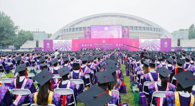 青岛大学毕业典礼火了,“神仙翻唱”让人痴迷,网友:大学白上了休闲区蓝鸢梦想 - Www.slyday.coM 青岛大学毕业典礼火了,“神仙翻唱”让人痴迷,网友:大学白上了休闲区蓝鸢梦想 - Www.slyday.coM