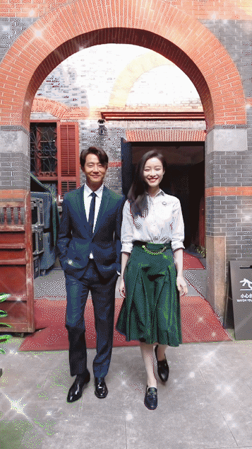 黄轩和倪妮在《1921》的新花絮中穿着现代装向前走来