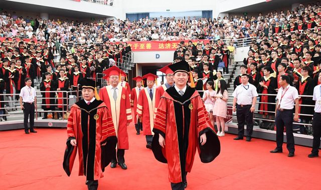 青岛大学毕业典礼火了,“神仙翻唱”让人痴迷,网友:大学白上了休闲区蓝鸢梦想 - Www.slyday.coM 青岛大学毕业典礼火了,“神仙翻唱”让人痴迷,网友:大学白上了休闲区蓝鸢梦想 - Www.slyday.coM