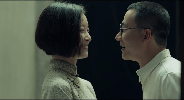 黄轩和倪妮在《1921》的新花絮中穿着现代装向前走来