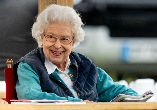 回来自然是让女王开心了好几天,而哈里不顾王室的面子,又立刻回到美国