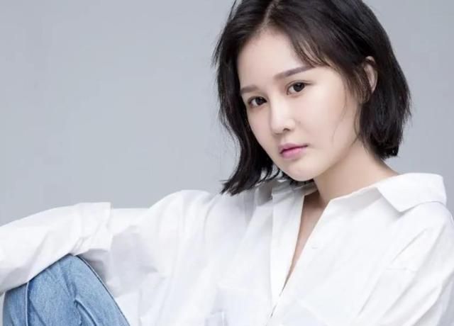 赵本山女儿球球素颜开直播五官精致无惧怼脸拍称仍处于生理期