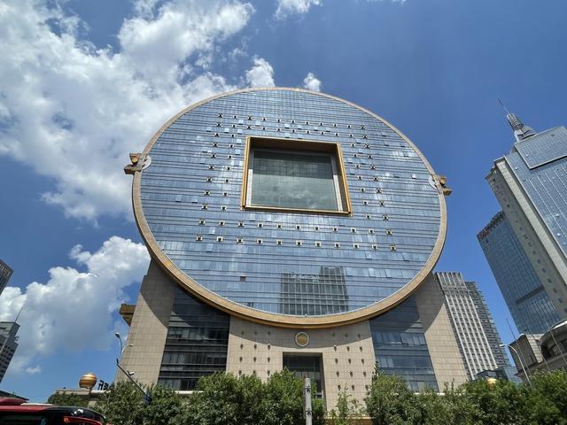 沈阳这座建筑被评为全球最丑十大建筑之一形状是个铜钱