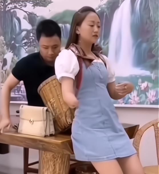 "连体夫妻"分手了?无腿丈夫走红后,抛弃断臂妻子与粉丝恋爱