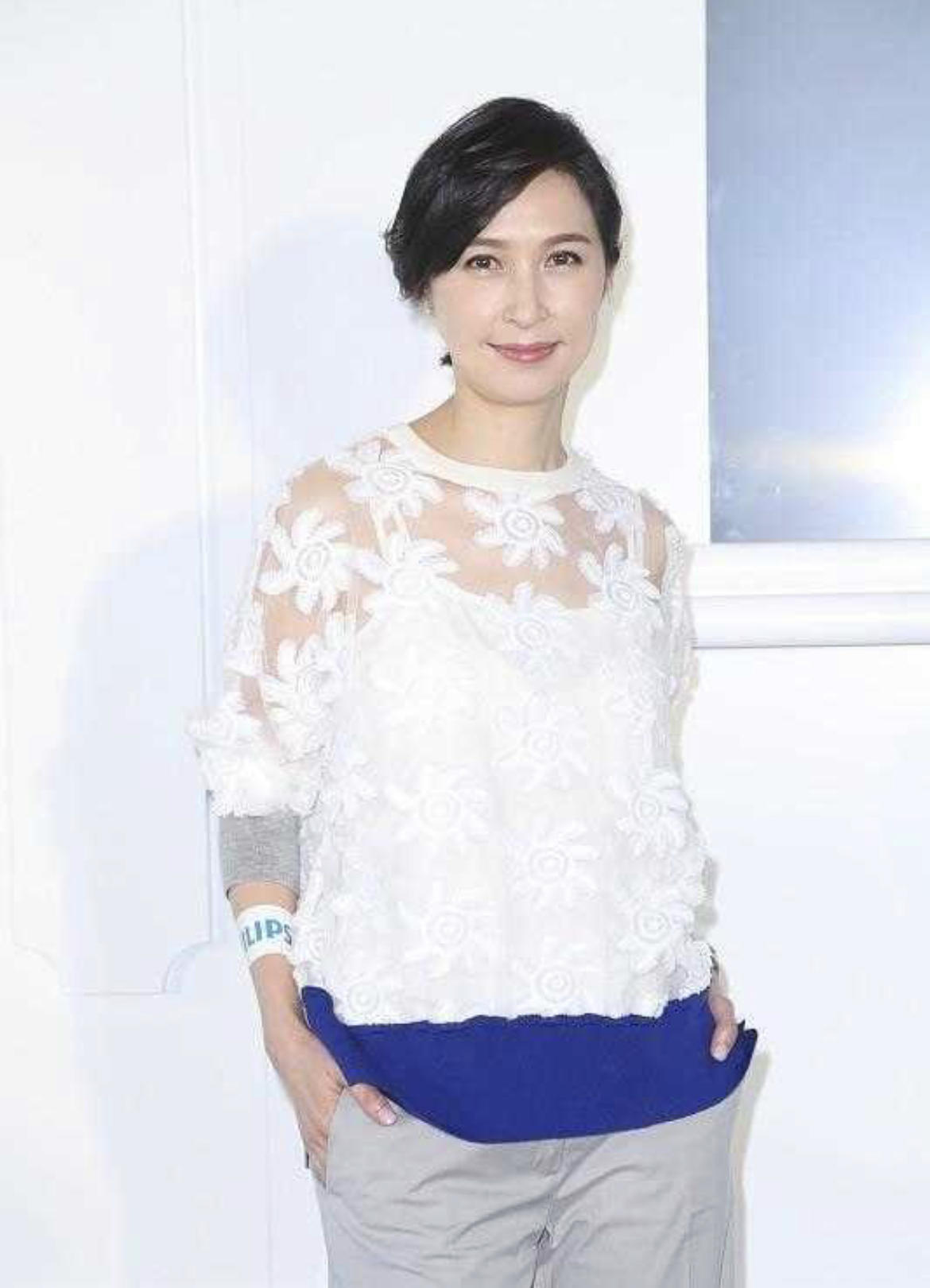 郭蔼明刘青云恩爱同框她穿一袭雾霾蓝连衣裙温柔优雅高贵精致