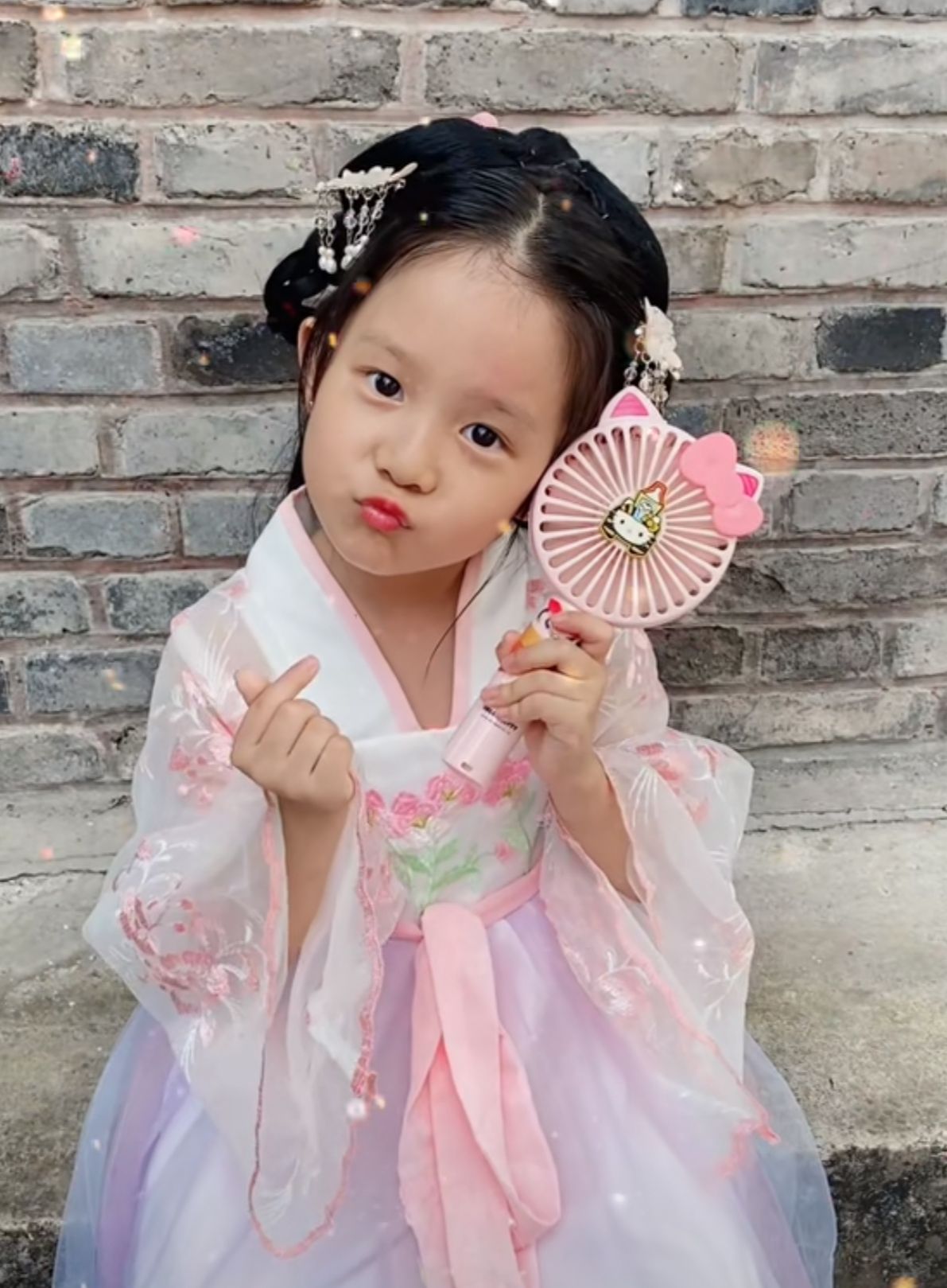 甘薇女儿正面照罕见曝光嘟嘴卖萌皮肤白嫩五官与贾跃亭一个样