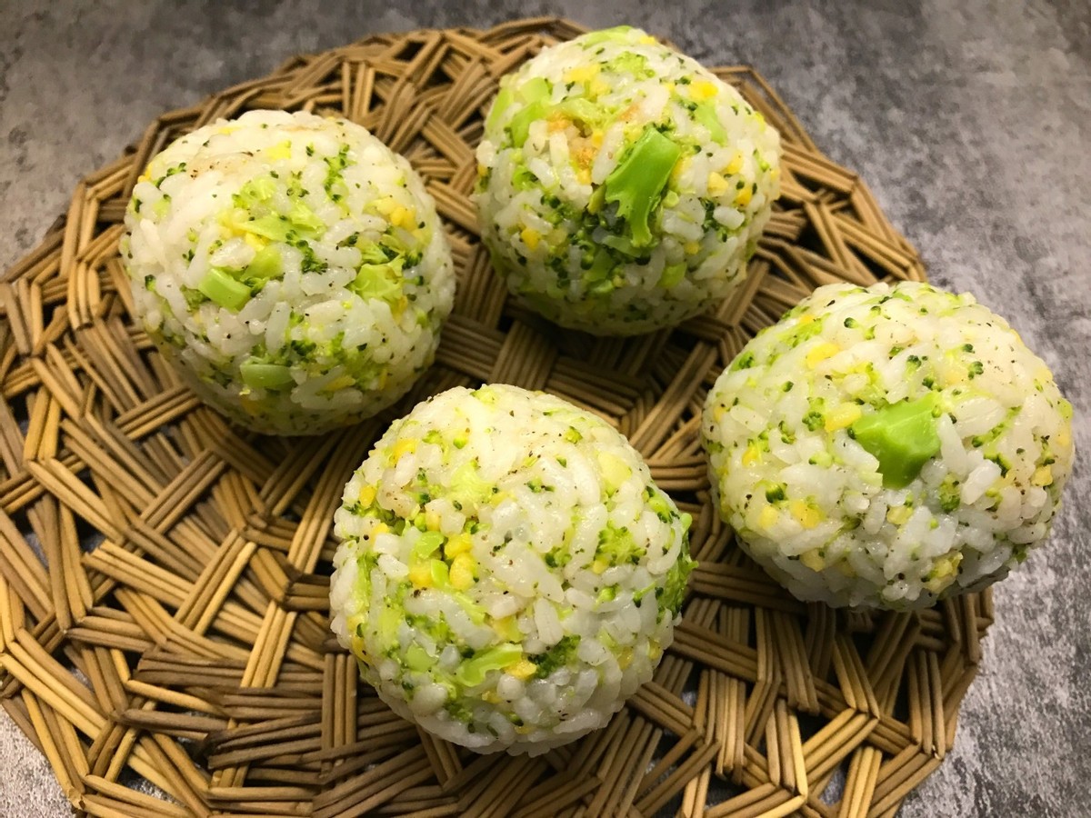 自制肉松饭团,搭配西兰花,好吃又营养|饭团|西兰花|米饭_新浪新闻