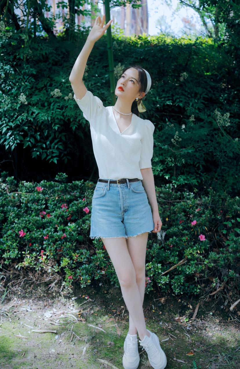 "时髦精"李沁太会穿,花领衬衫配碎花裙,气质清新好淑女