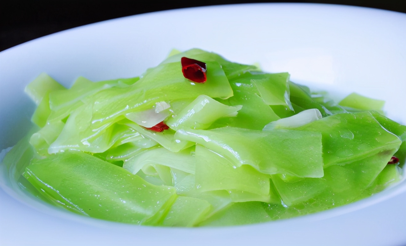 炒莴笋时,不要切了就下锅炒,多做一步,莴笋更脆更入味!