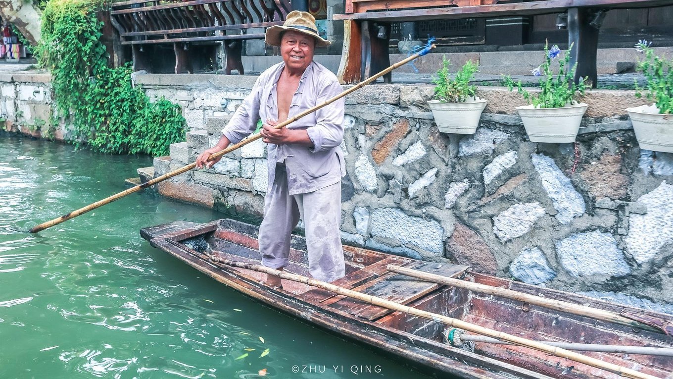 游览南浔最惬意的姿势坐摇橹船下江南感受原汁原味的水乡风情