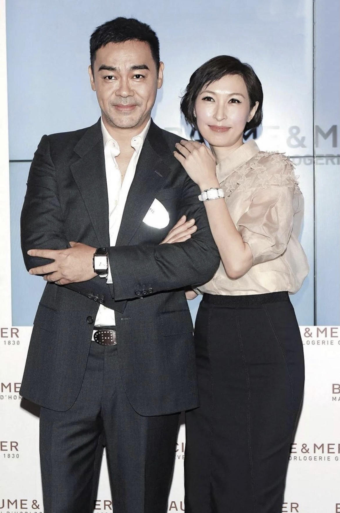 郭蔼明刘青云恩爱同框她穿一袭雾霾蓝连衣裙温柔优雅高贵精致