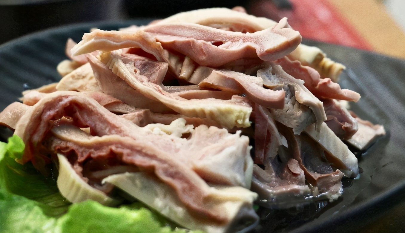 有一部分人用盐水洗,可洗过后效果并不好,盐水只能把猪肚表面洗净,却