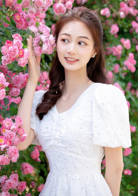 领诵员冯琳彻底走红!22岁担任实习主持,清纯知性美得逆天