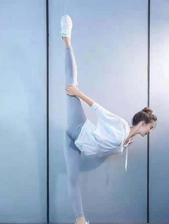 金晨苦练舞蹈练出一字马如今高抬腿倒水解锁新技能