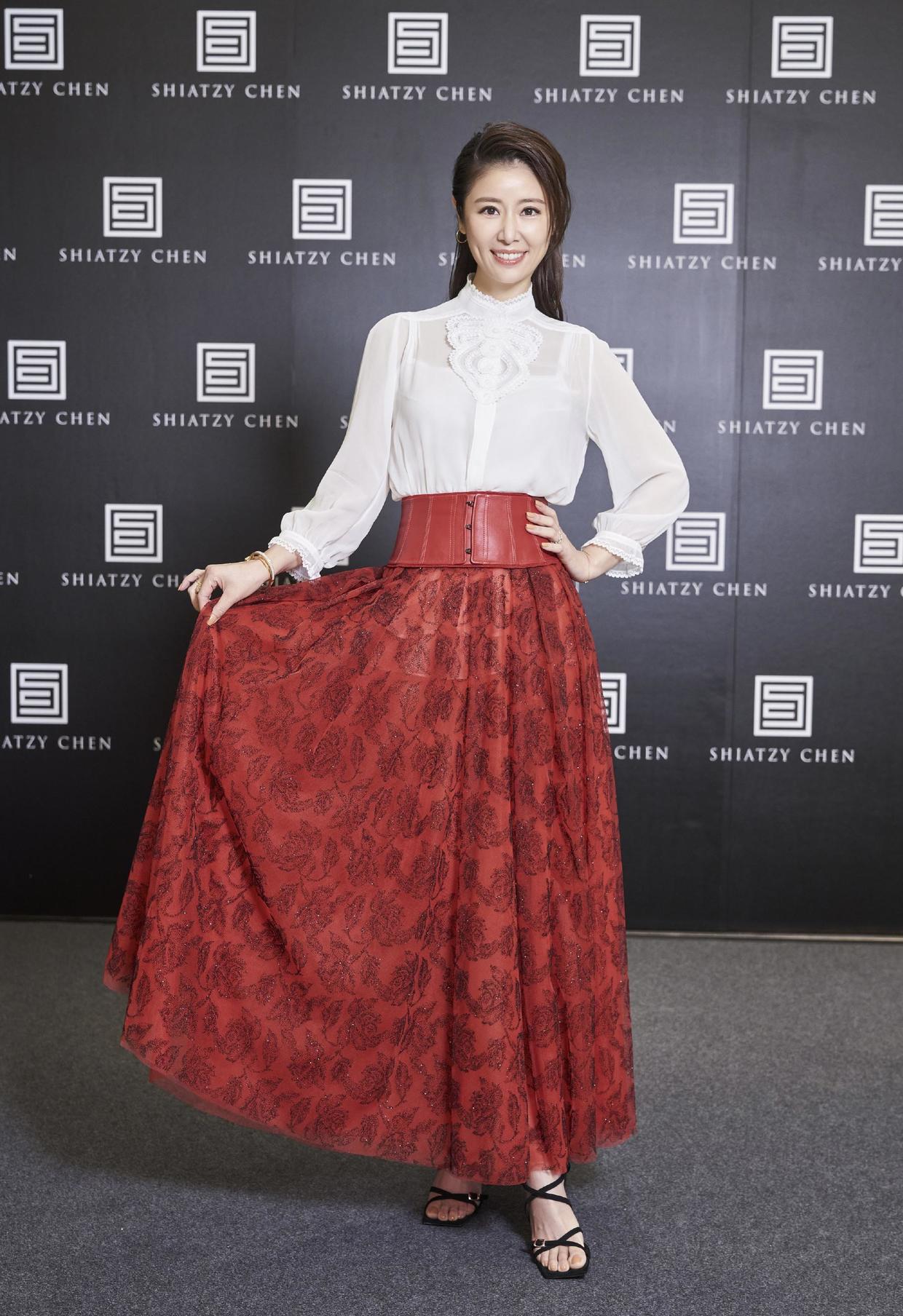 林心如又"火"了,一身黑白涂鸦西服套装干练利落,知性又显俏皮