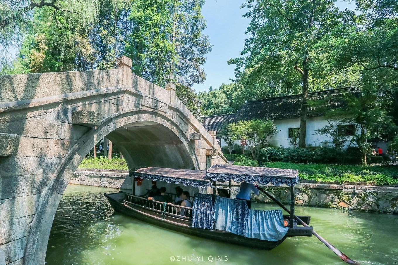 游览南浔最惬意的姿势坐摇橹船下江南感受原汁原味的水乡风情