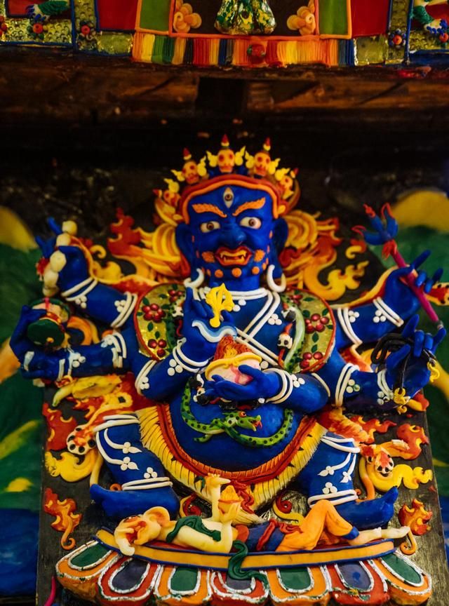 拉卜楞寺内供奉的大小佛像多达3万多尊抬头仰望,闻思学院的前殿门顶有