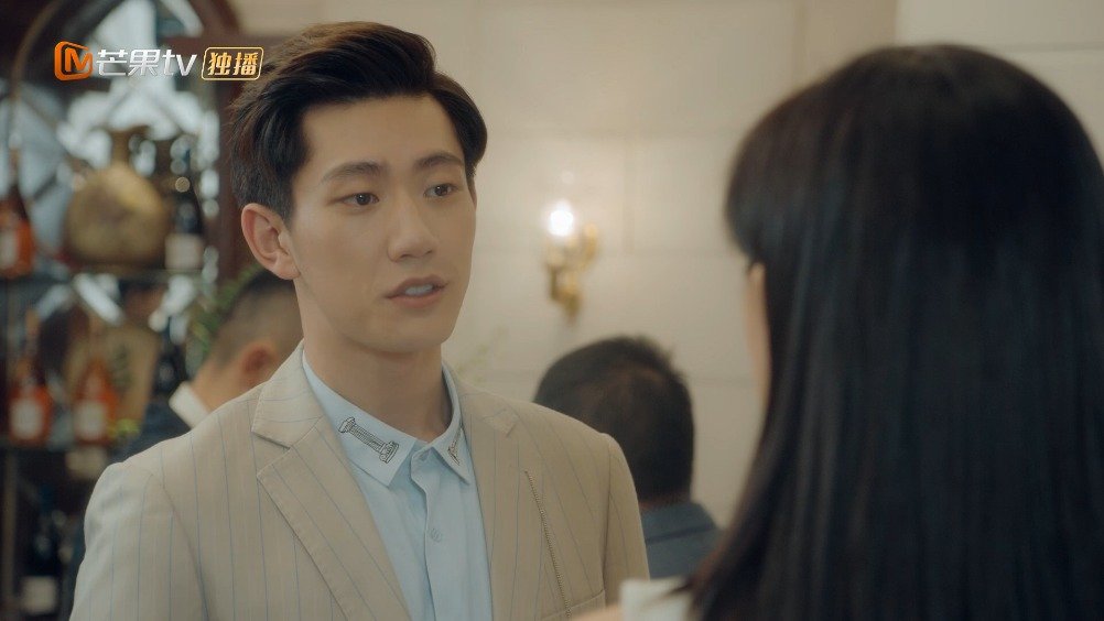 同样是酒会,不过这次是孔浩@吕承珏 和林曼@金丰微博 一起参加