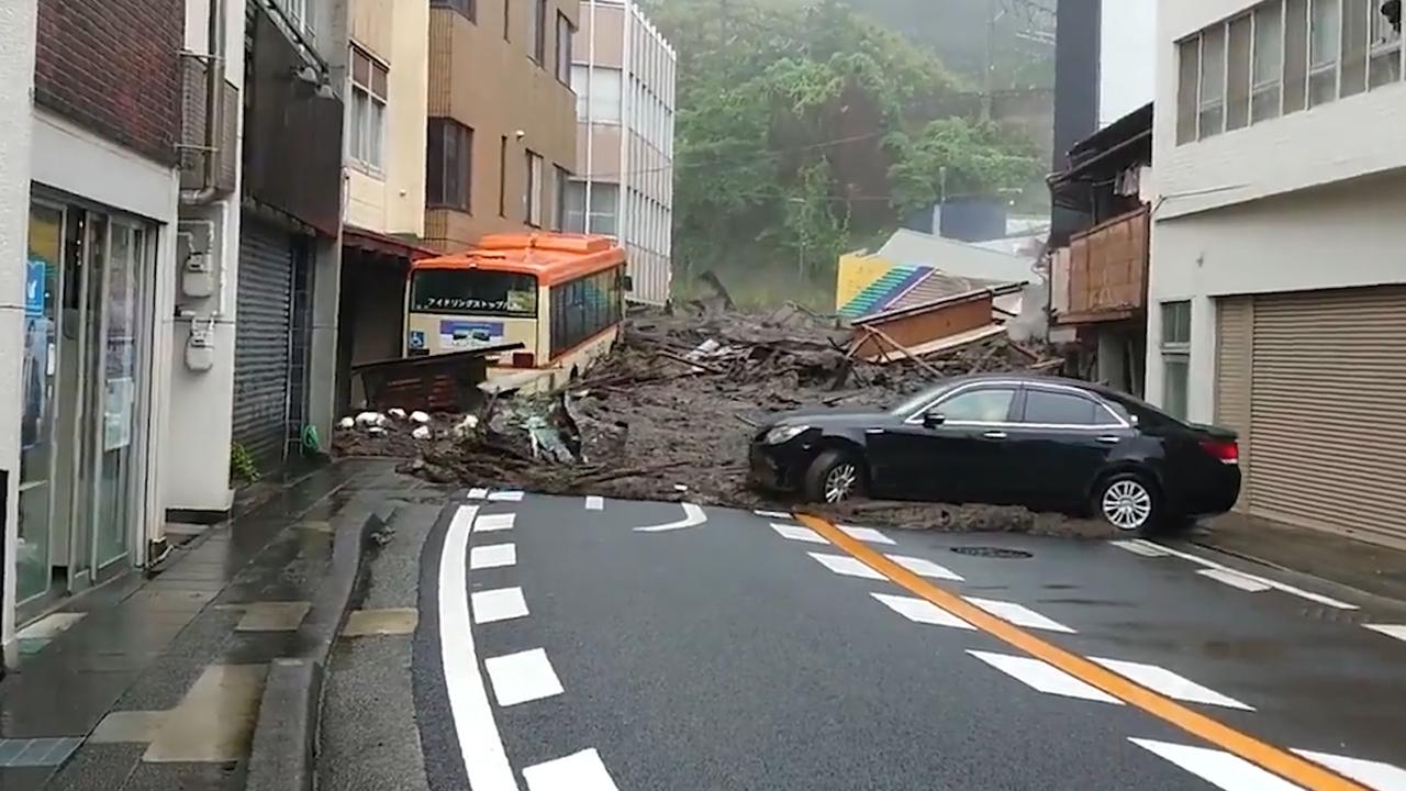 日本热海市发生大规模泥石流,多处房屋遭瞬间冲毁 现场曝光