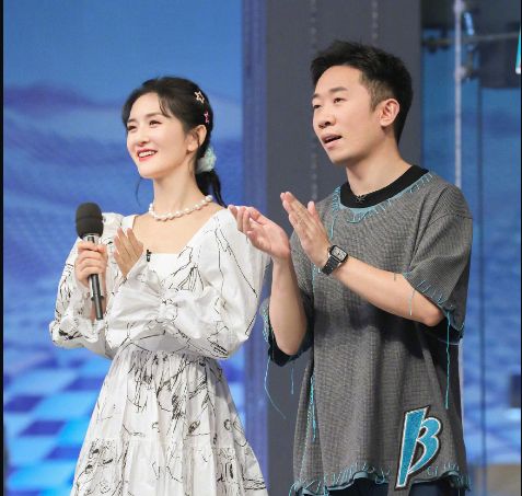 网传谢娜8月全面复出张雨绮光芒太盛让谢娜有了危机感