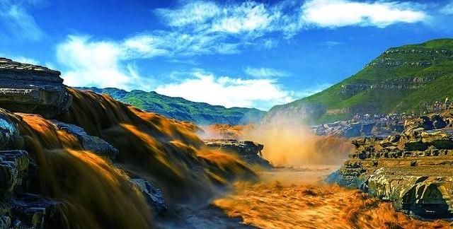 冬季最美的瀑布黄河壶口冰川融化样子十分壮观