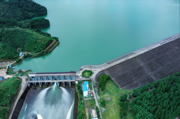 湖北阳新:富水水库开闸泄洪确保流域安澜