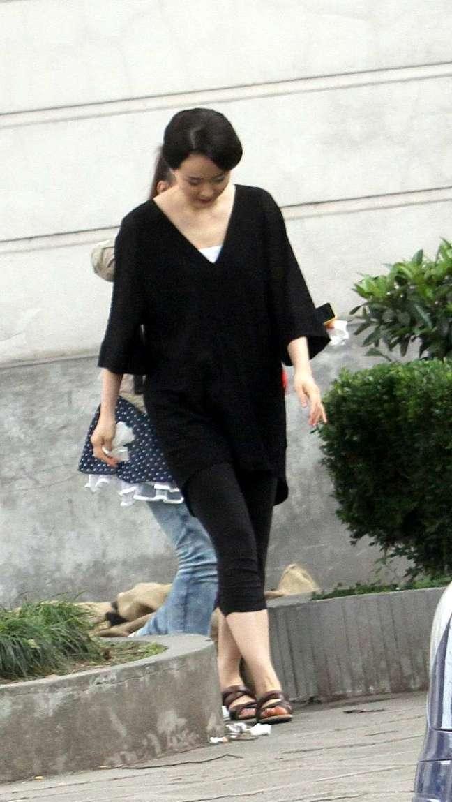 王艳虽然是豪门的阔太,但私下的服装看着很"节约",保守还低调