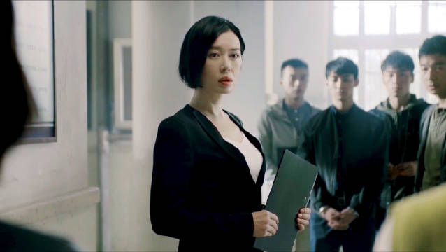 余男在《谎言真探》中饰演测谎师凌然