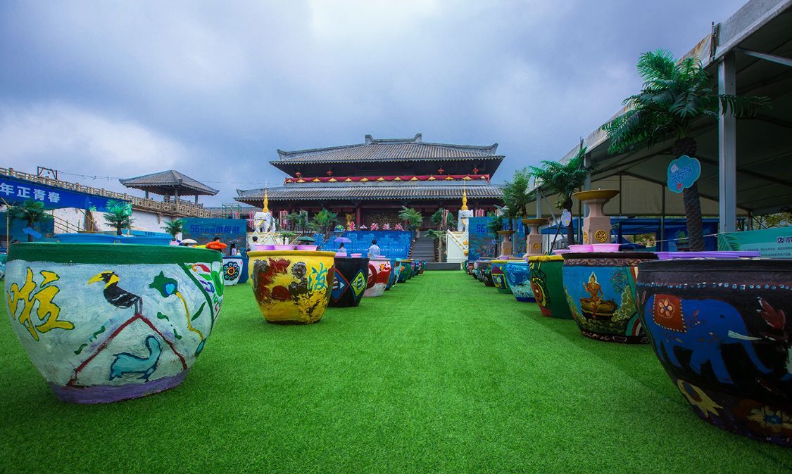 浙江学生用中国风在大水缸上涂鸦,效果奇特,成为一道靓丽的风景