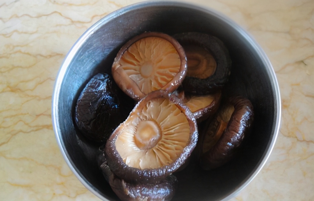 泡发干香菇不要用开水学会好方法泡得快又好