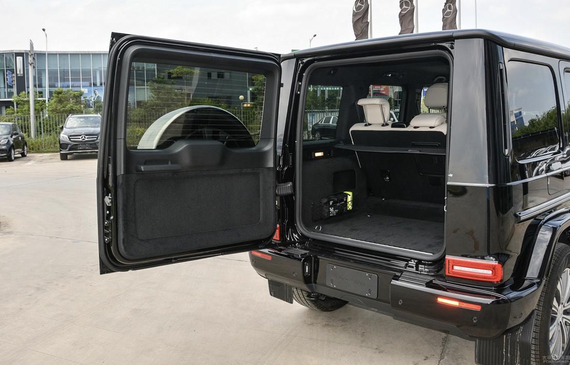 侧开门设计都用于硬派suv车型上奔驰g(配置|询价)系列侧开门它的实用