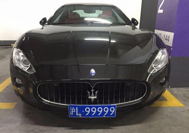 车库里停的玛莎拉蒂,车牌挂5个9,牌子比车还要贵