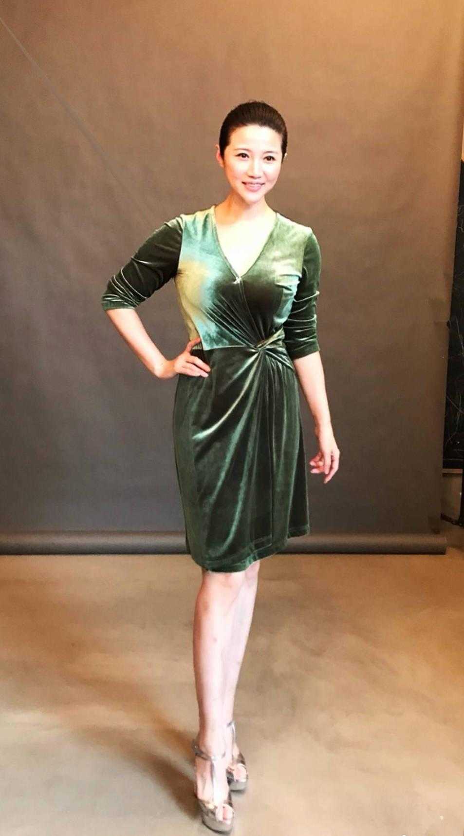 颜丙燕48岁了状态还那么好扎高马尾搭配亮片连衣裙时髦减龄