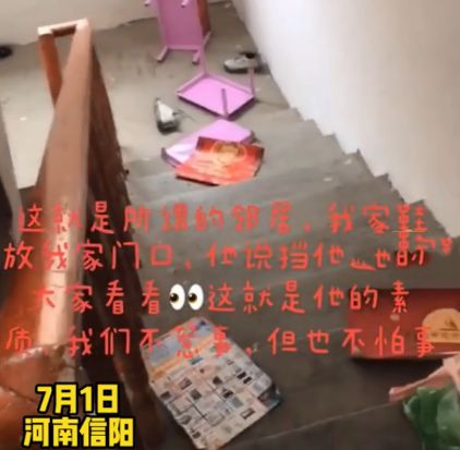 楼道鞋柜被邻居踢翻,女子拍视频谴责,却遭网友反怼:是你没素质休闲区蓝鸢梦想 - Www.slyday.coM 楼道鞋柜被邻居踢翻,女子拍视频谴责,却遭网友反怼:是你没素质休闲区蓝鸢梦想 - Www.slyday.coM
