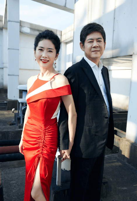 刘芸妈妈真不显老62岁穿红裙身材窈窕又明艳气质比刘芸还要好