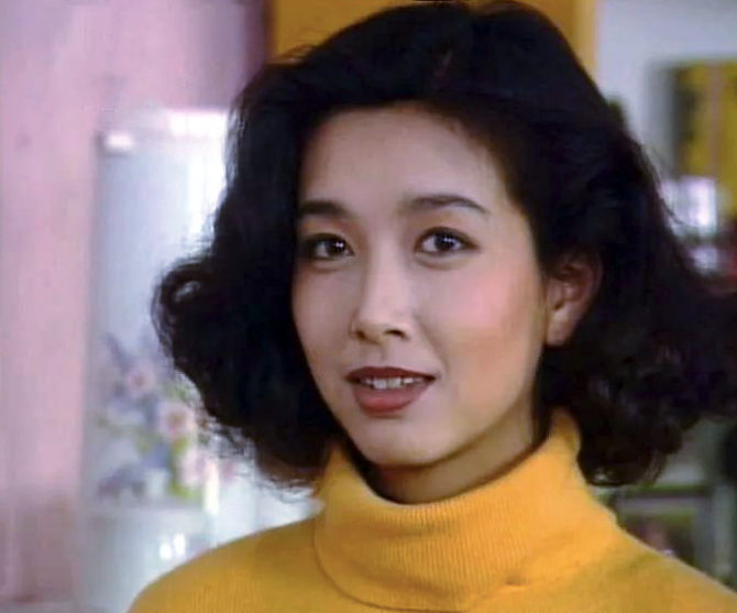 54岁江珊现身机场,扎马尾状态年轻,皮肤细嫩长腿抢镜