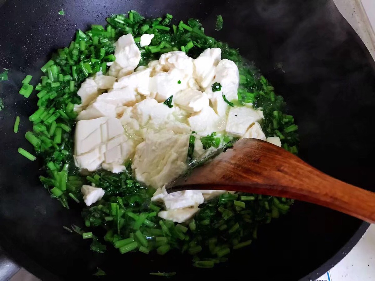 夏天多吃茼蒿别总炒加入豆腐做羹爽滑鲜嫩又好喝