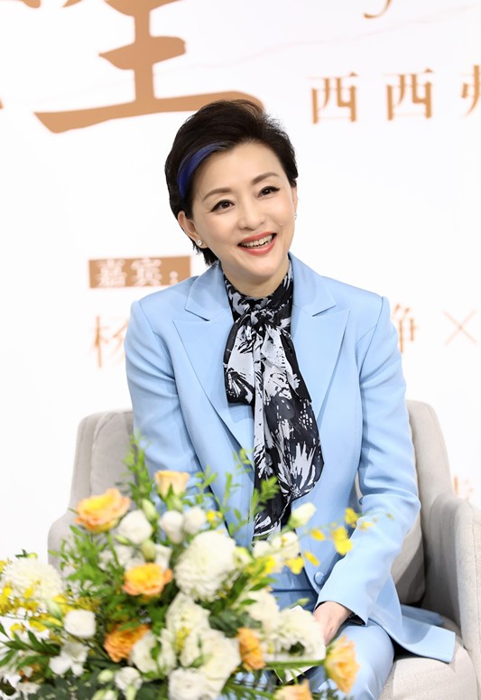 杨澜太有"品"了,西装配印花衫干练不失精致,挑染发色太潮了