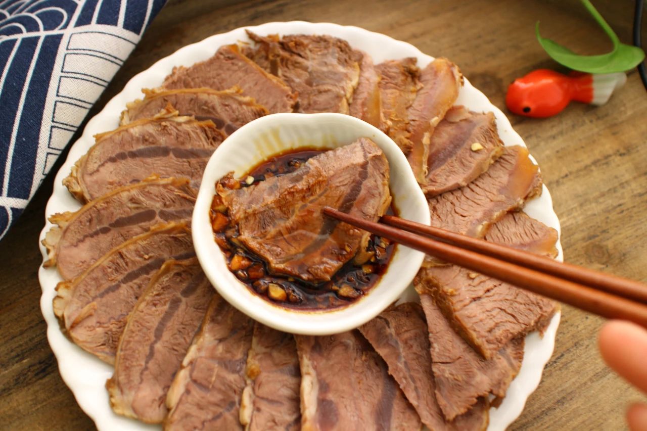 软烂入味的酱牛肉,酱香浓郁,香辣鲜嫩,是老公最爱的下酒菜