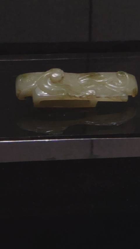 螭纹玉剑璏 徐州狮子山汉墓出土 推测为籽料随形制作