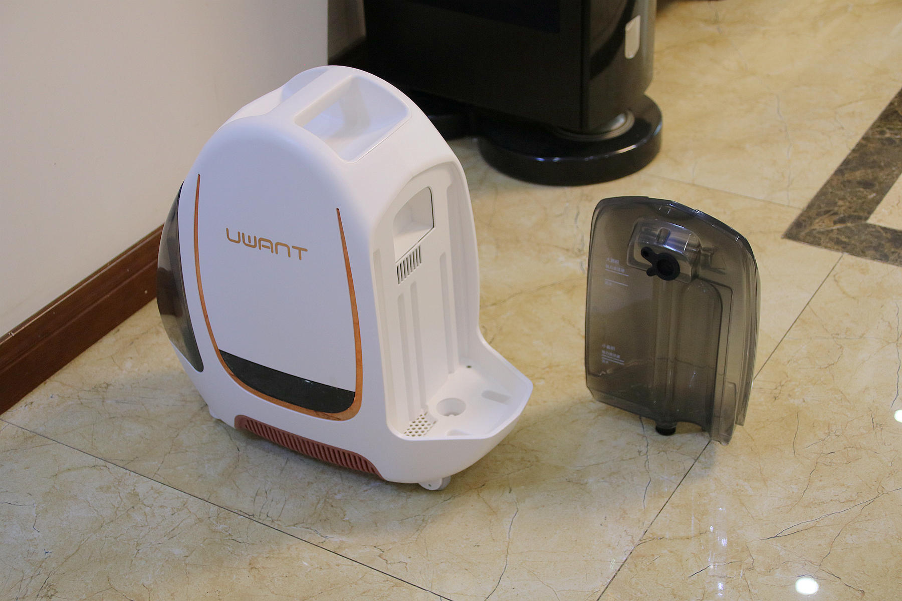 uwant 布艺清洗机的这个清水箱设计在机器的右侧,它采用的是透明