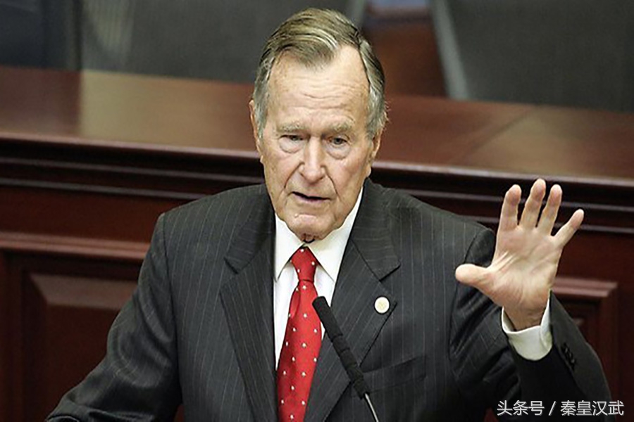 二战奇闻:9人跳伞,8个被日军做成肉宴,1个逃走后成美国总统|布什|日军