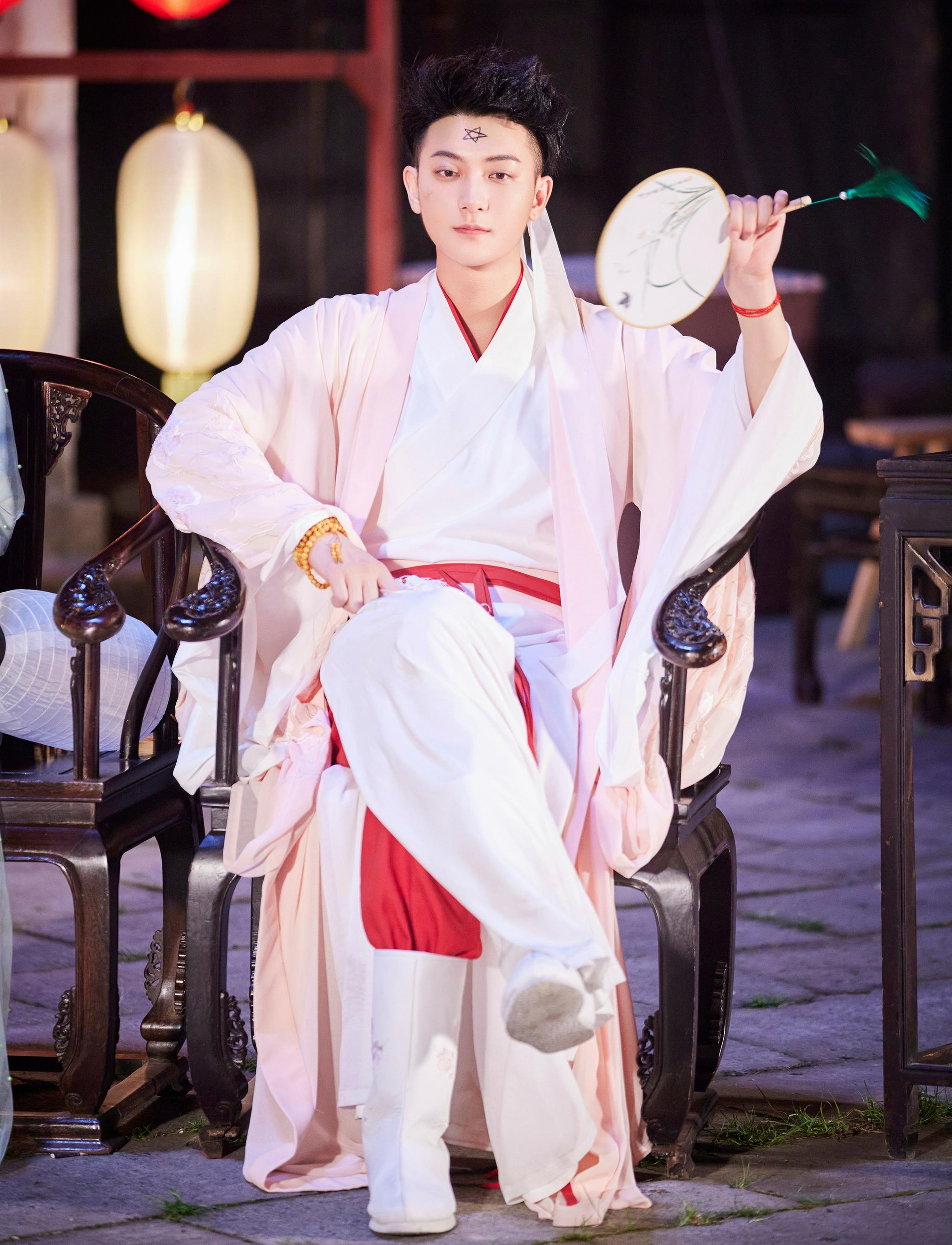 本期节目,黄子韬身穿淡粉色古装服饰随萌探家族在《白蛇传》时空展开