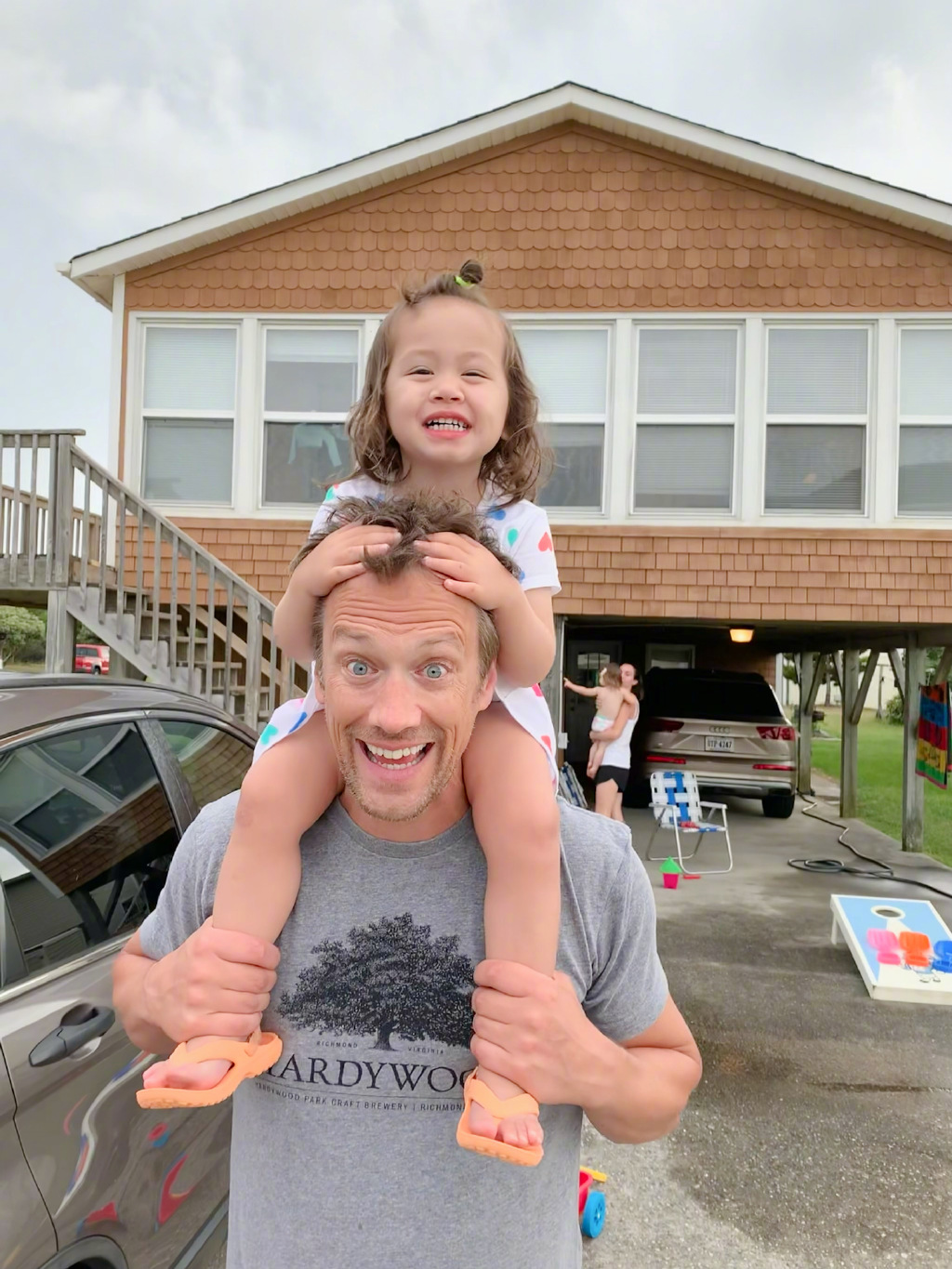 前女排国手晒一家三口全家福:外籍老公赤膊出镜,混血女儿呆萌可爱