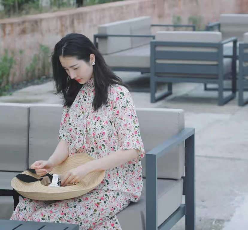 董花花一件衣服穿3年,画展度假都穿它,网红张大奕却从不穿同款