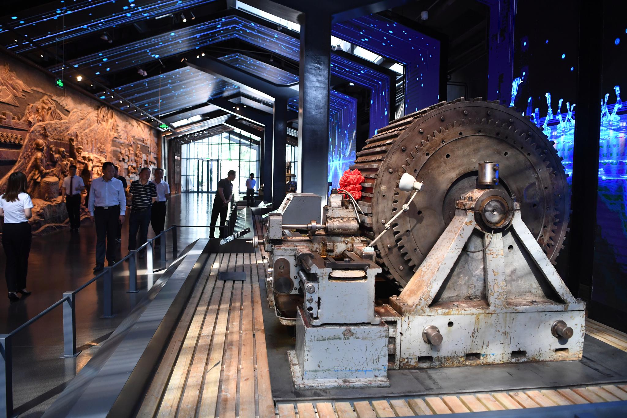 "天水工业博物馆里,讲解员何璐正对一